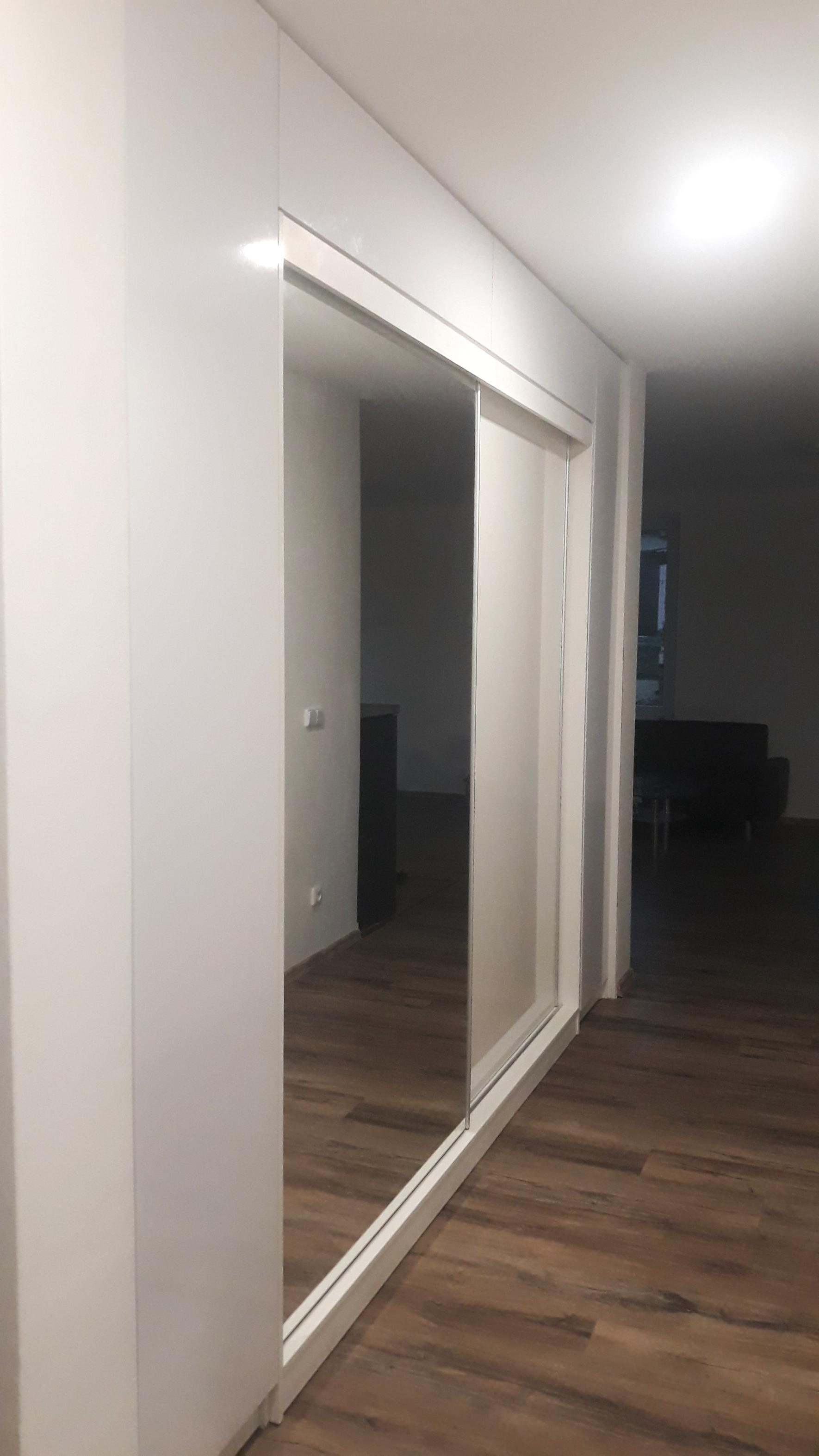 vestavná šatní skříň